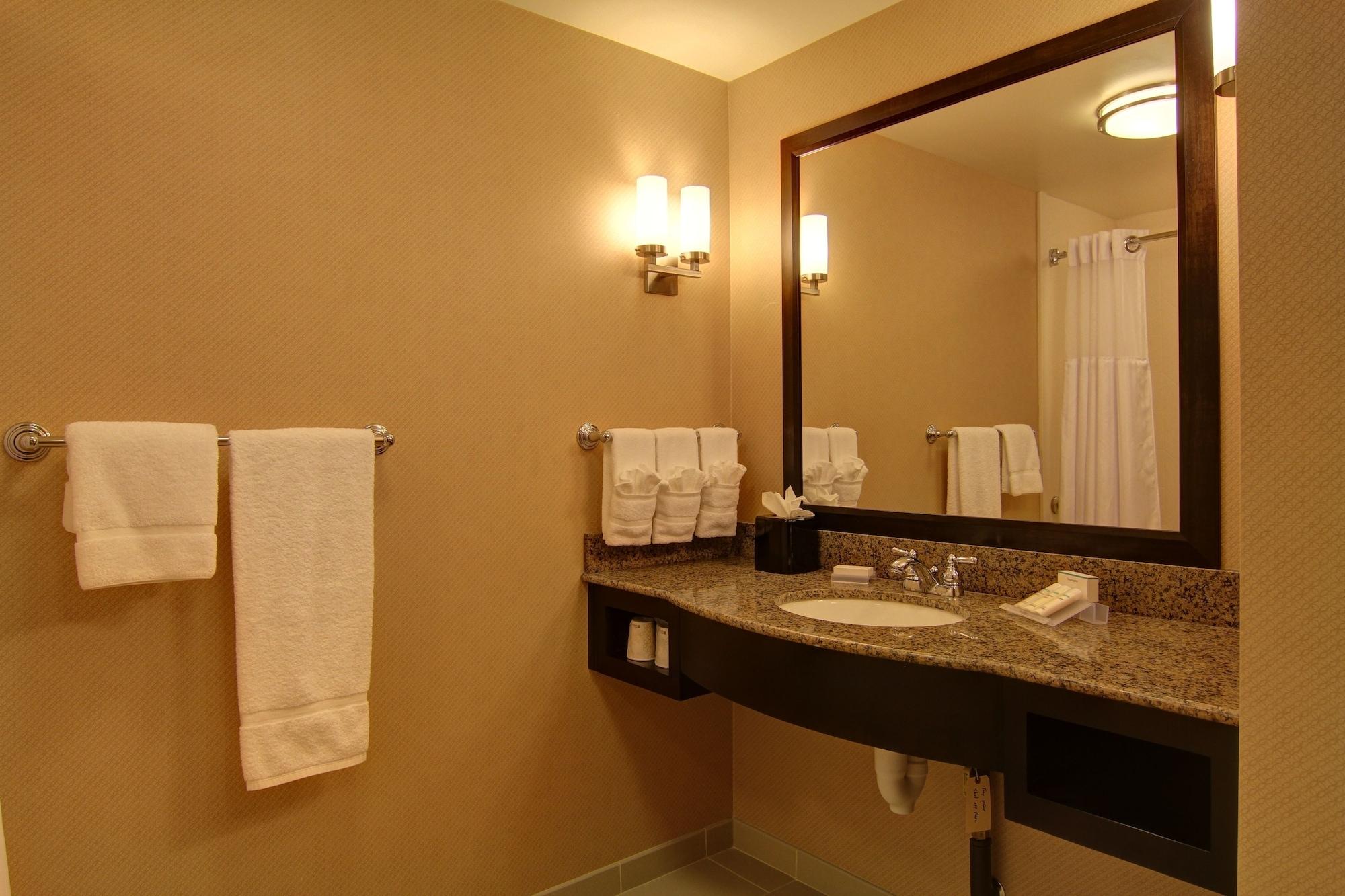 Hilton Garden Inn Woodbridge Buitenkant foto