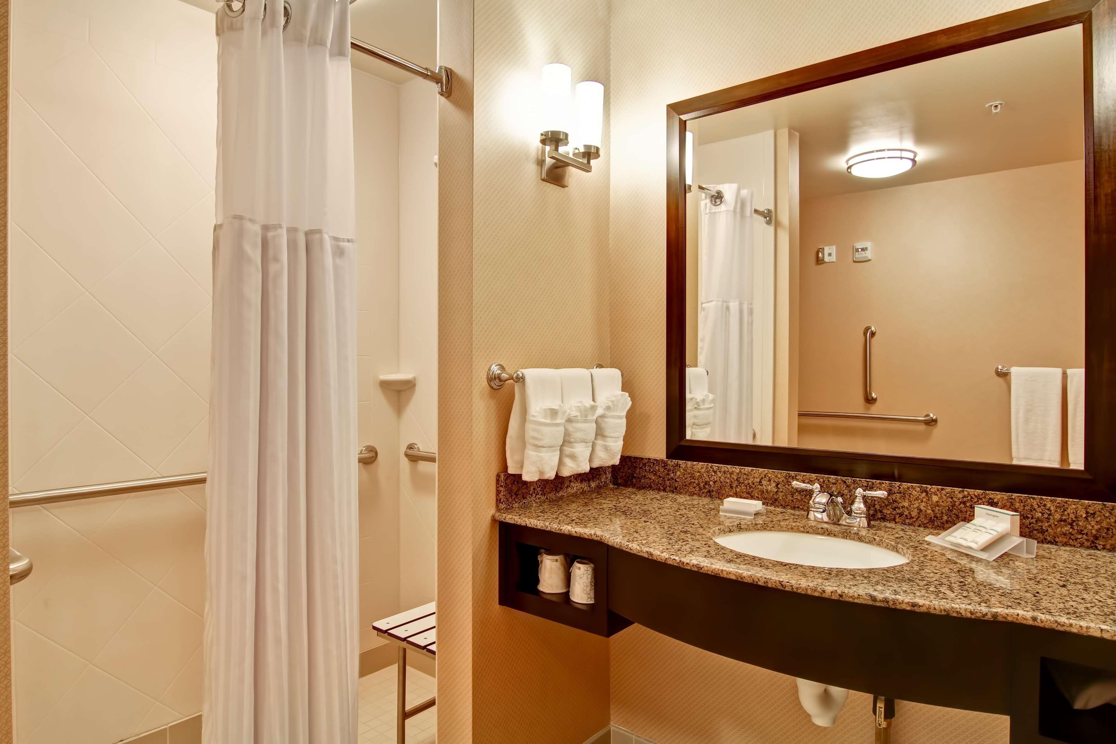 Hilton Garden Inn Woodbridge Buitenkant foto