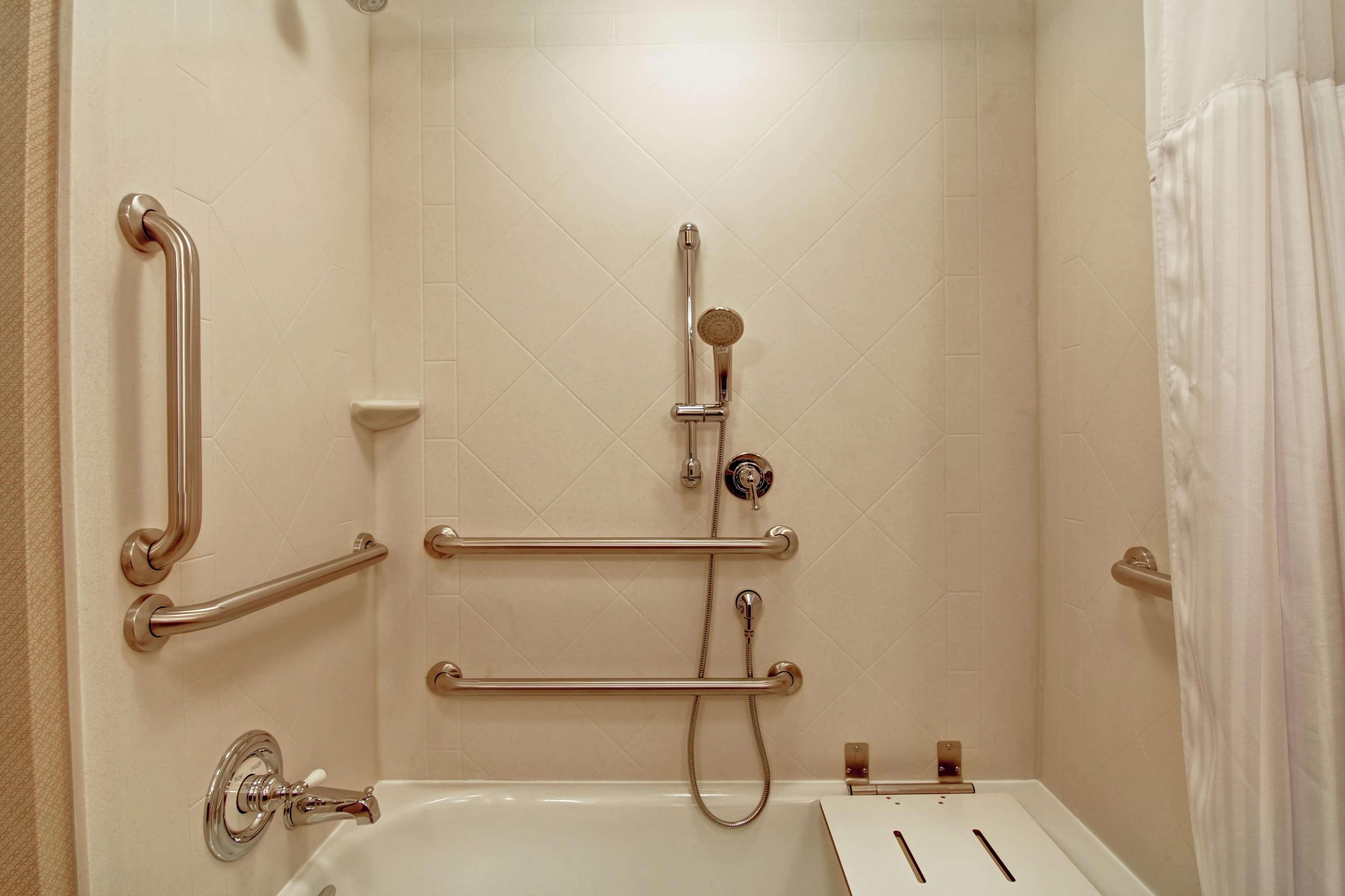 Hilton Garden Inn Woodbridge Buitenkant foto