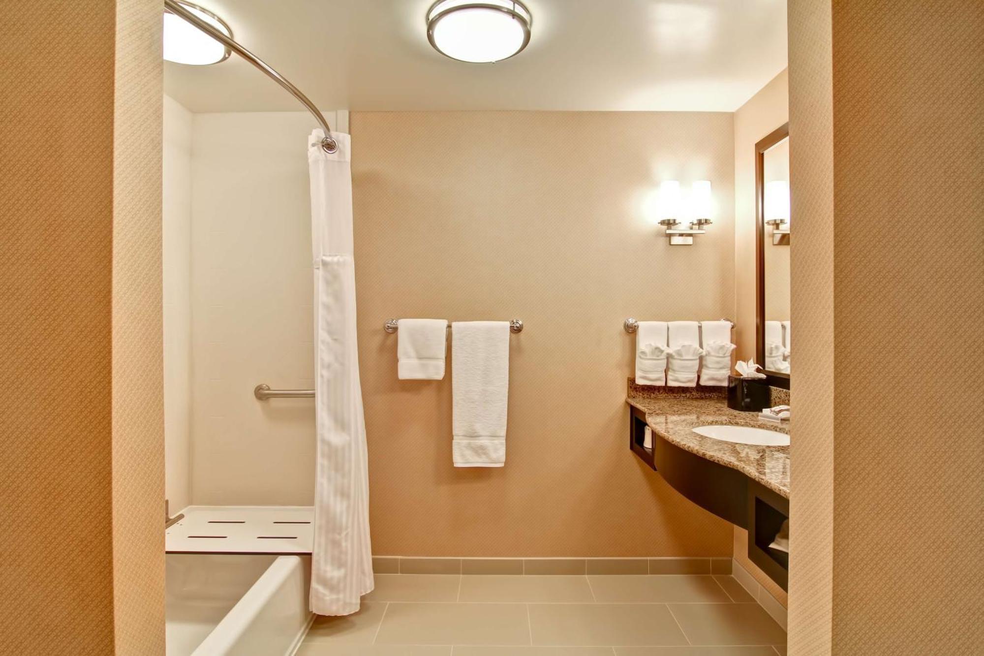 Hilton Garden Inn Woodbridge Buitenkant foto