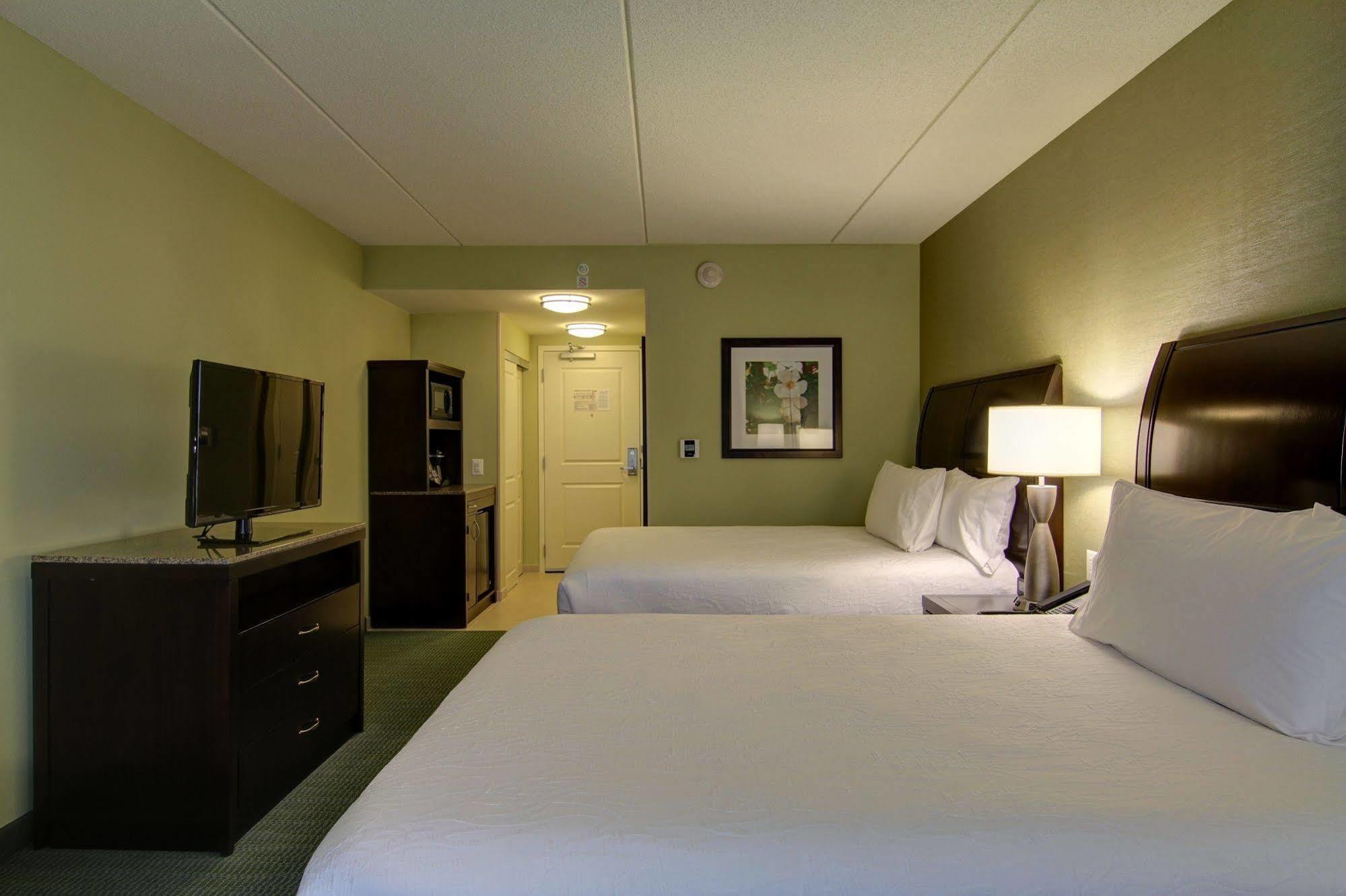 Hilton Garden Inn Woodbridge Buitenkant foto