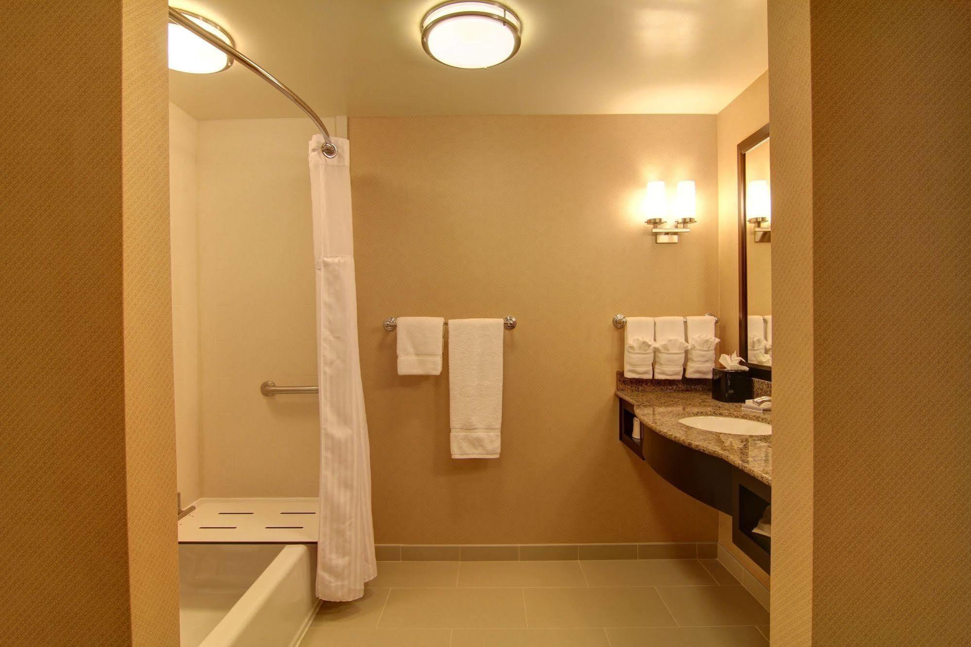 Hilton Garden Inn Woodbridge Buitenkant foto