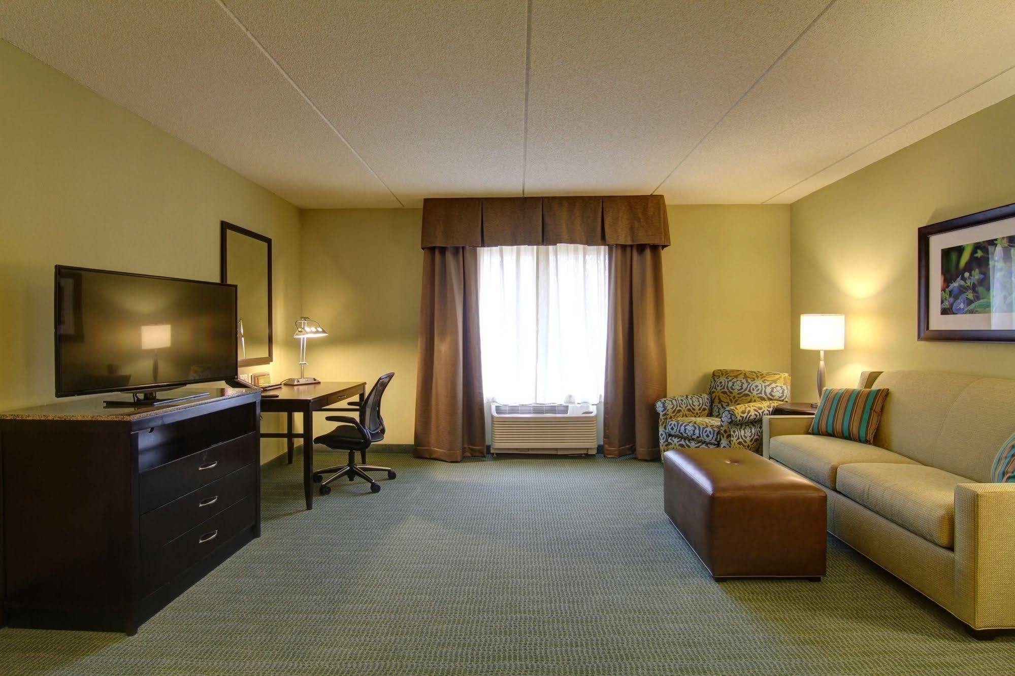 Hilton Garden Inn Woodbridge Buitenkant foto